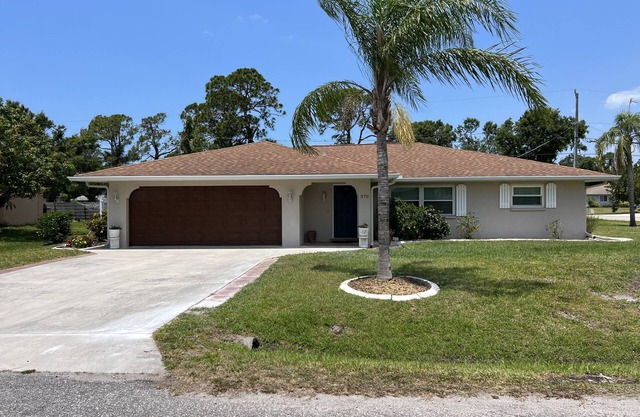 Newly renovated 3 bdrm/2 bath Venice home, 10 min to beach, dog friendly!