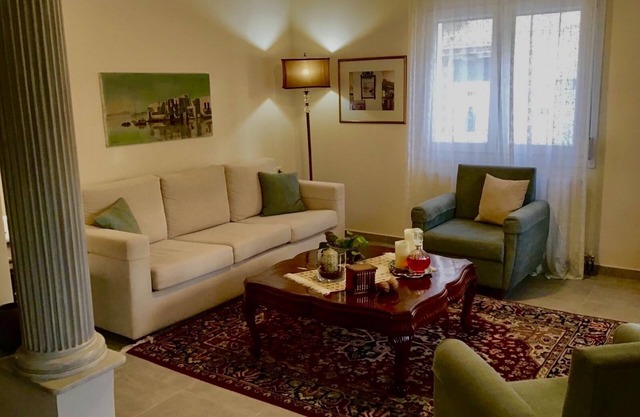 Newly renovated 3 bedroom home with easy parking in volos
