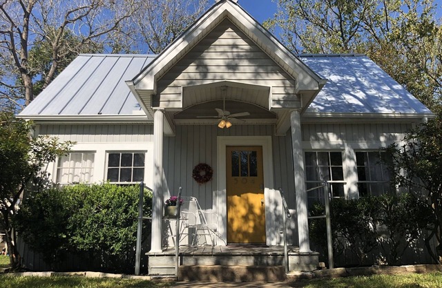 Newly Renovated Craftsmen Cottage minutes to Texas A&M