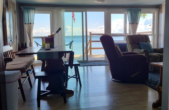 Newly renovated FOR 2020 VACATION SEASON! No steps, walk to lake!
