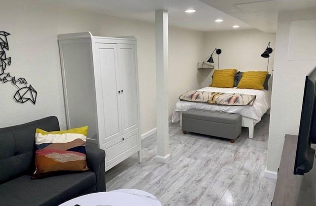 Newly renovated garden level studio in the RiNon