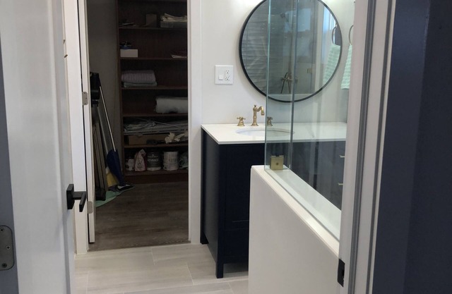 Newly Renovated Home- 4 mins from the beach!