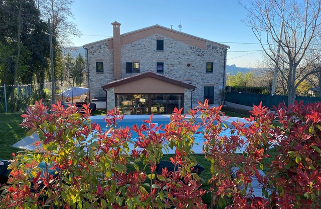 Newly renovated Italian villa with external hot tub and heated swimming pool