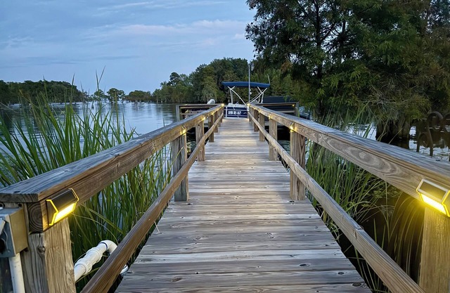 Newly renovated lakefront 4-bedroom house in Cross with dock sleeps 10