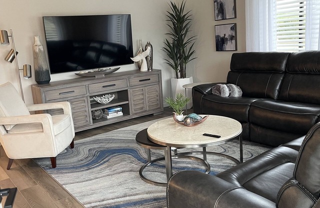 Newly renovated Lantana FL condo, All new luxury furnishings, 2 miles from Ocean