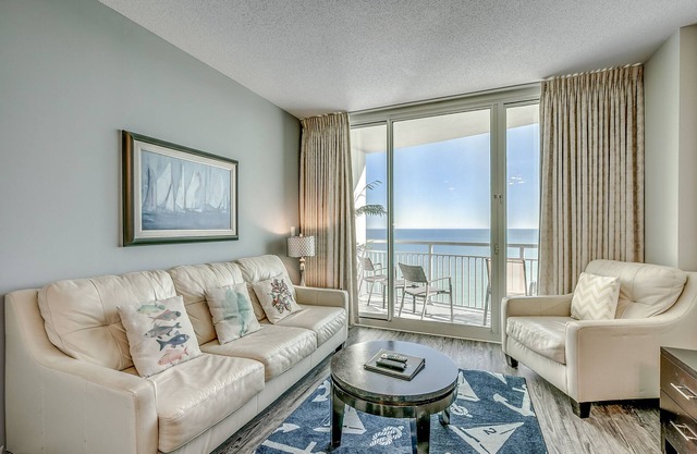 Newly Renovated Ocean Front Condo, Modern Deco, Central MB 50” Smart TV,
