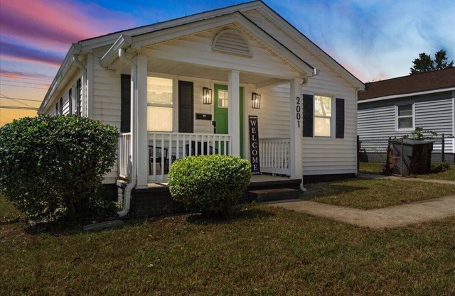 Newly Renovated, Sleeps 9, Fire Pit & Games, 5 mins from Uptown Charlotte