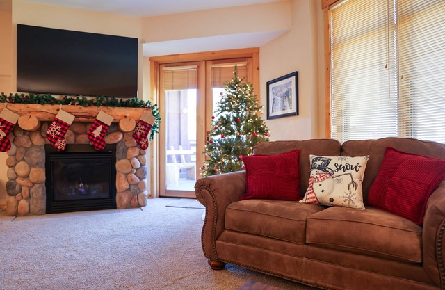 Newly Renovated -Cozy Winter Lodge -less than 2 minute walk from slope!