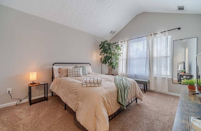 Newly Renovated Cozy Townhome near Lake Lanier/2 Bed, 2.5 Baths Flowery Branch