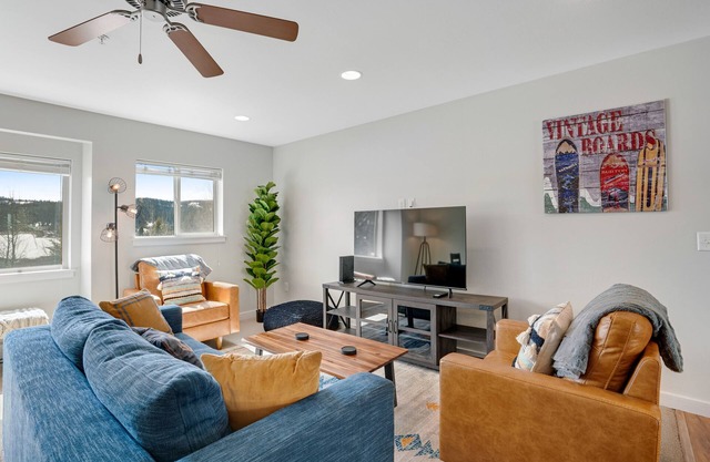 Newly updated dog-friendly condo near Meadow Village w/mountain view & gas grill