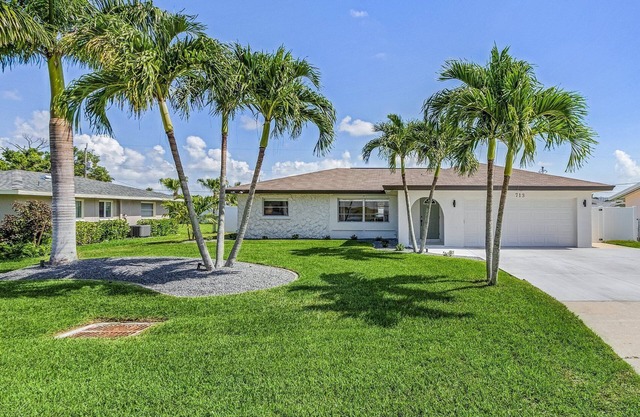 Newly Updated Yacht Club Home, 3 Bedroom/3 Bath/Pool/Close to Beach