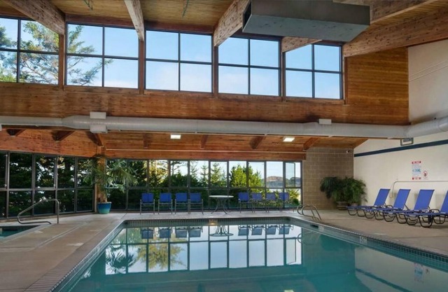 Newport Coastal Escape! Indoor Pool, Free Parking, Pets Allowed!