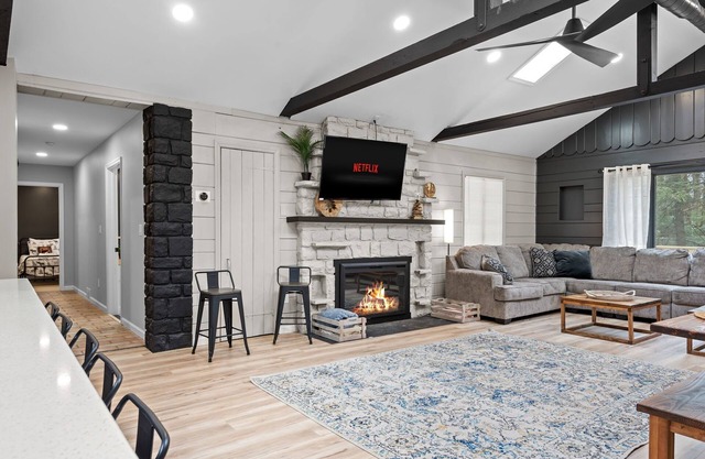 NewReno, 8BR, 6BTH, Hot tub, Deck, Games, Pets