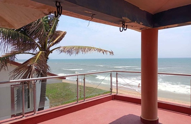 Next to the beach. Swimming pool.safe for family.beautiful sunraise & sunset n