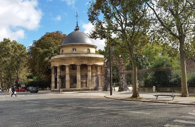 NEXT TO THE PARC MOCEAU,SUPERB 98sqm HAUSSMANNIAN APARTMENT WITH A 17M BALCONY