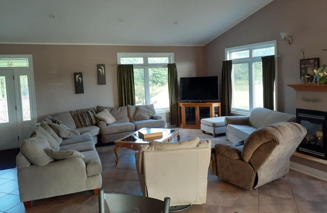 Niagara Country Get Away is a big beautiful house in a country setting