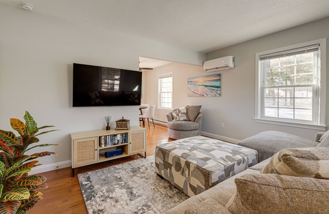Niantic Duplex w/Deck < 1 Mi to Beach + Boardwalk