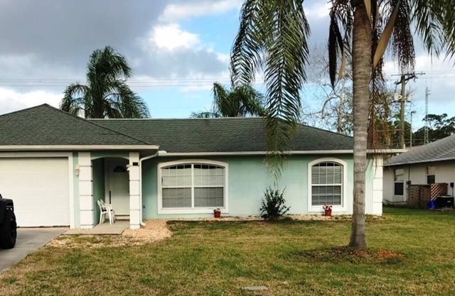 Nice 3 bedroom, 2 bath single family vacation home with a 2 car garage.