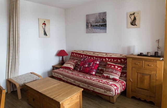 Nice 409 sq ft 3 rooms in the centre of the resort, right on the slopes