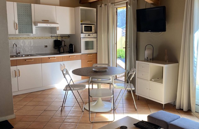 Nice air-conditioned apartment, heart of the village, 2nd floor