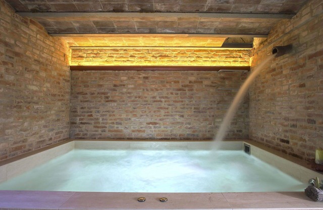 Nice apartment for 4 people with pool, WIFI, hot tub, TV, patio and pets allowed