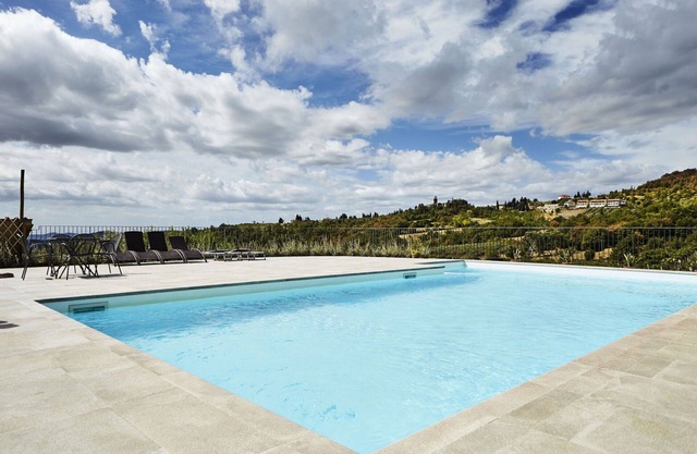 Nice apartment for 2 people with pool, WIFI, TV, pets allowed and panoramic view, close to Arezzo