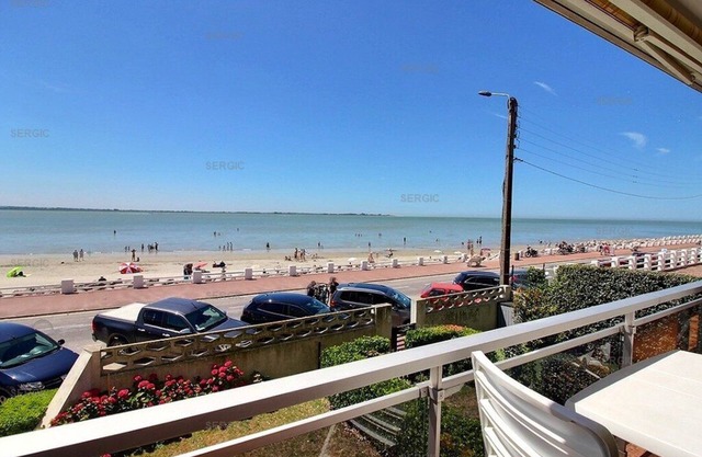 Nice apartment for 4 people facing the sea.