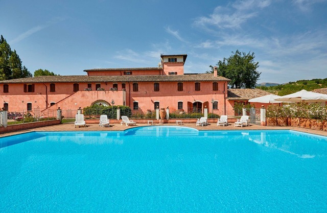 Nice apartment for 4 people with pool, WIFI, TV, balcony and pets allowed, close to Spoleto