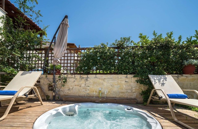 Nice apartment for 4 people with A/C, hot tub, WIFI, TV and patio