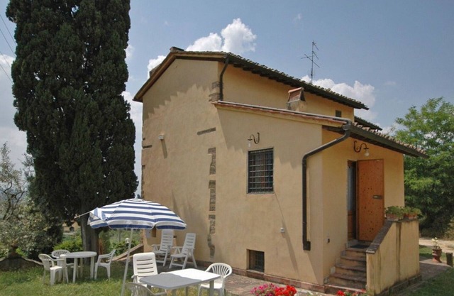 Nice apartment for 4 people with WIFI, pool and TV, close to Florence