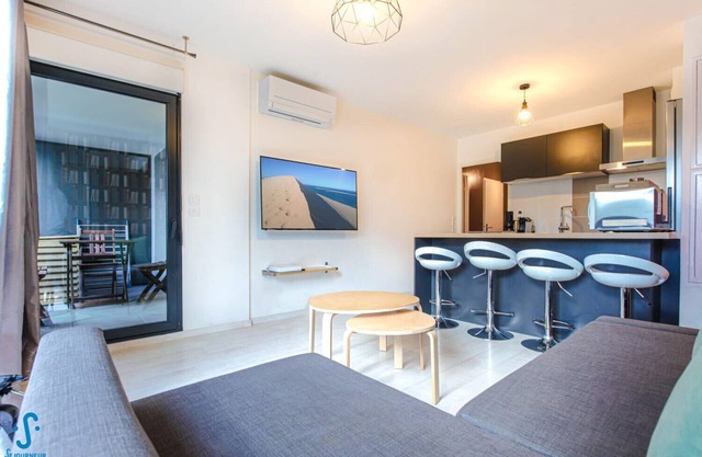 Nice apartment for 4 with parking, near Cité du Vin