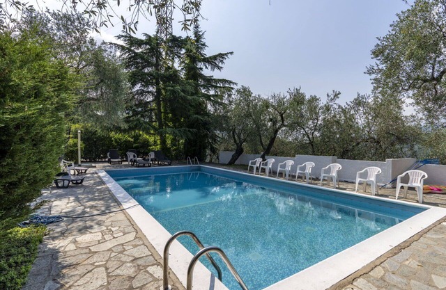 Nice apartment for 4 people with pool, WIFI, balcony, pets allowed, panoramic view and parking