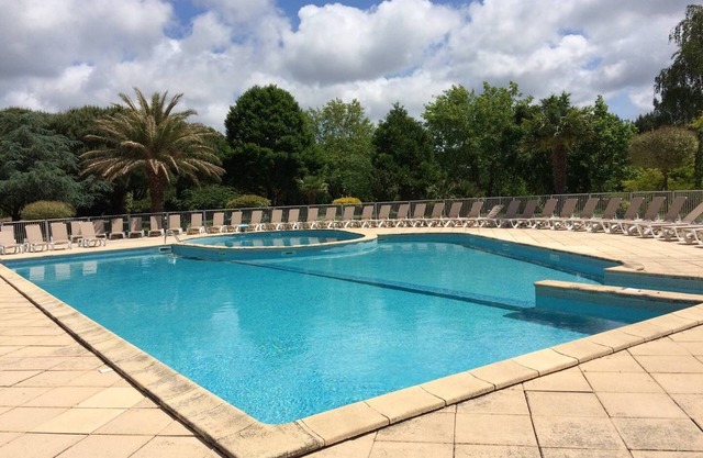 Nice apartment in residences near golf course with swimming pools.