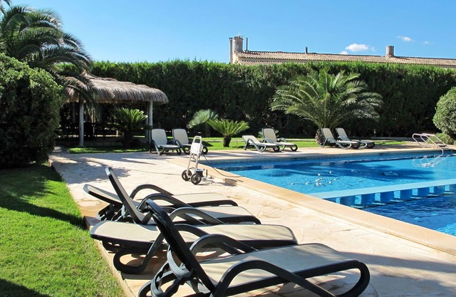 Nice apartment in villa for 4 guests with pool, A/C, WIFI, TV, patio and parking