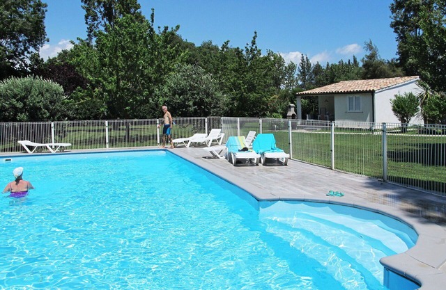 Nice apartment in villa for 6 people with A/C, pool, WIFI, TV, terrace, pets allowed and parking