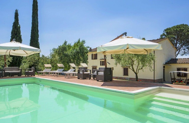 Nice apartment in villa for 18 guests with WIFI, private pool, TV, balcony, pets allowed and par.