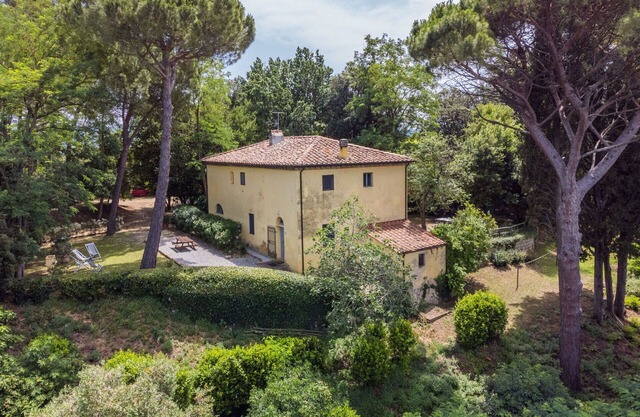 Nice apartment in villa for 4 people with WIFI, pool and pets allowed