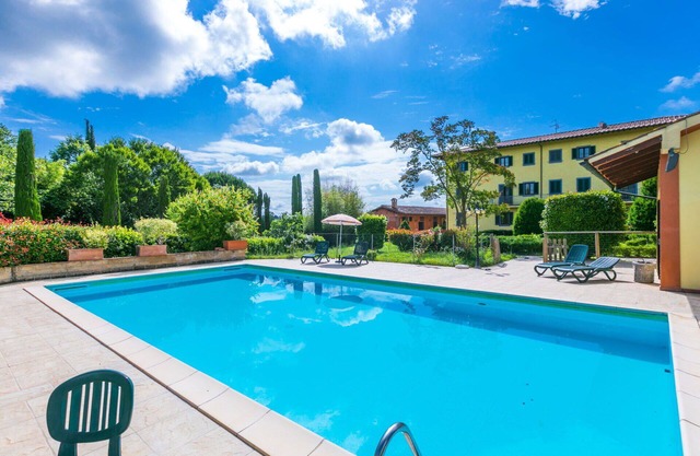 Nice apartment in villa for 10 guests with A/C, WIFI, hot tub, private pool, TV and pets allowed