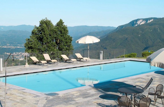 Nice apartment in villa for 5 guests with WIFI, pool, TV, patio, pets allowed and parking