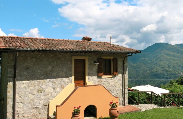 Nice apartment in villa for 4 guests with pool, WIFI, TV, terrace, pets allowed and parking