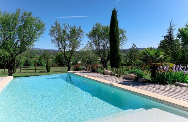 Nice apartment in villa for 8 people with pool, WIFI, TV, patio and pets allowed