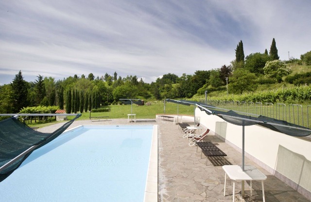 Nice apartment in villa for 4 people with WIFI, pool, TV, veranda and pets allowed