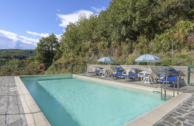 Nice apartment in villa for 4 people with WIFI, pool, terrace and pets allowed