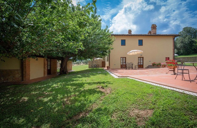 Nice apartment in villa for 4 guests with pool, A/C, WIFI and TV