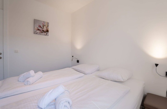 Nice apartment in villa for 4 guests with WIFI, A/C, TV, terrace and pets allowed
