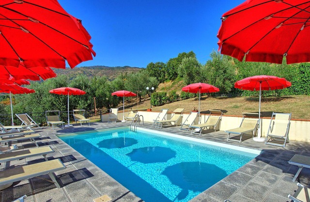 Nice apartment in villa for 6 guests with pool, WIFI, TV, veranda and pets allowed