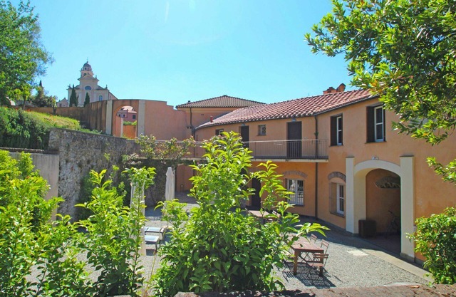 Nice apartment in villa for 8 guests with WIFI, TV, terrace, pets allowed and parking