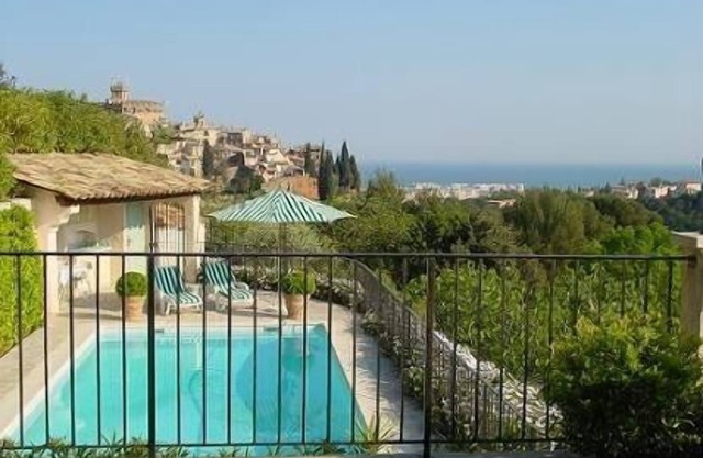 Nice apartment with pool near Nice. 4 pers, aircondition, internet