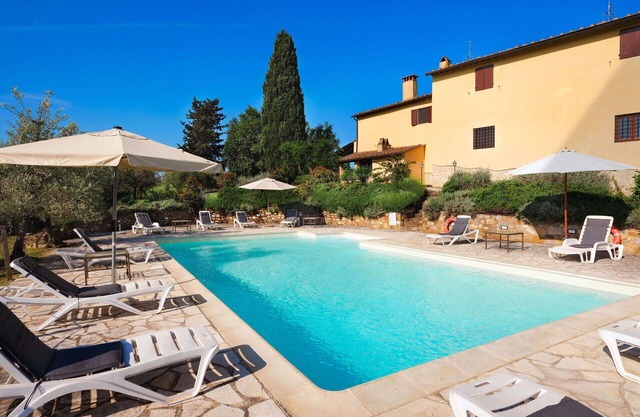 Nice apartment with A/C, pool, WIFI, TV, pets allowed and panoramic view, close to Greve In Chia.