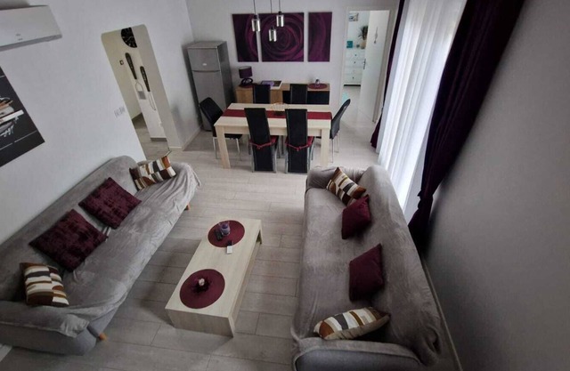 NICE BRIGHT APARTMENT * 2 STEPS FROM THE BEACH WITH PARKING